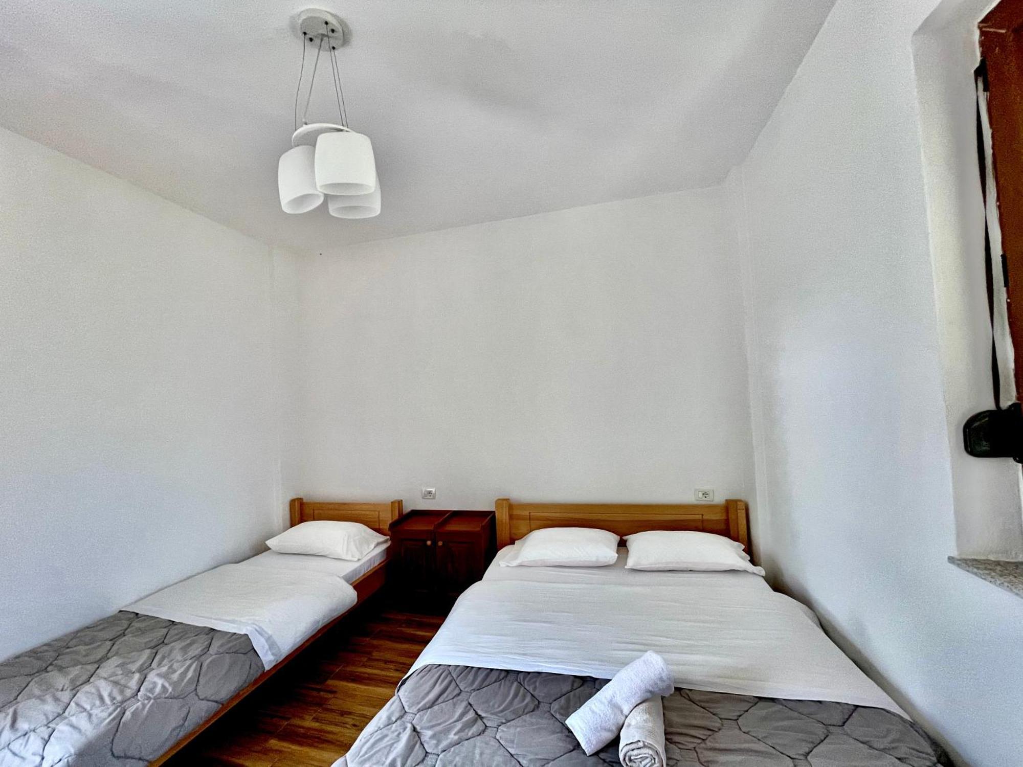 Lazer Cardaku Guesthouse Valbona Exteriör bild