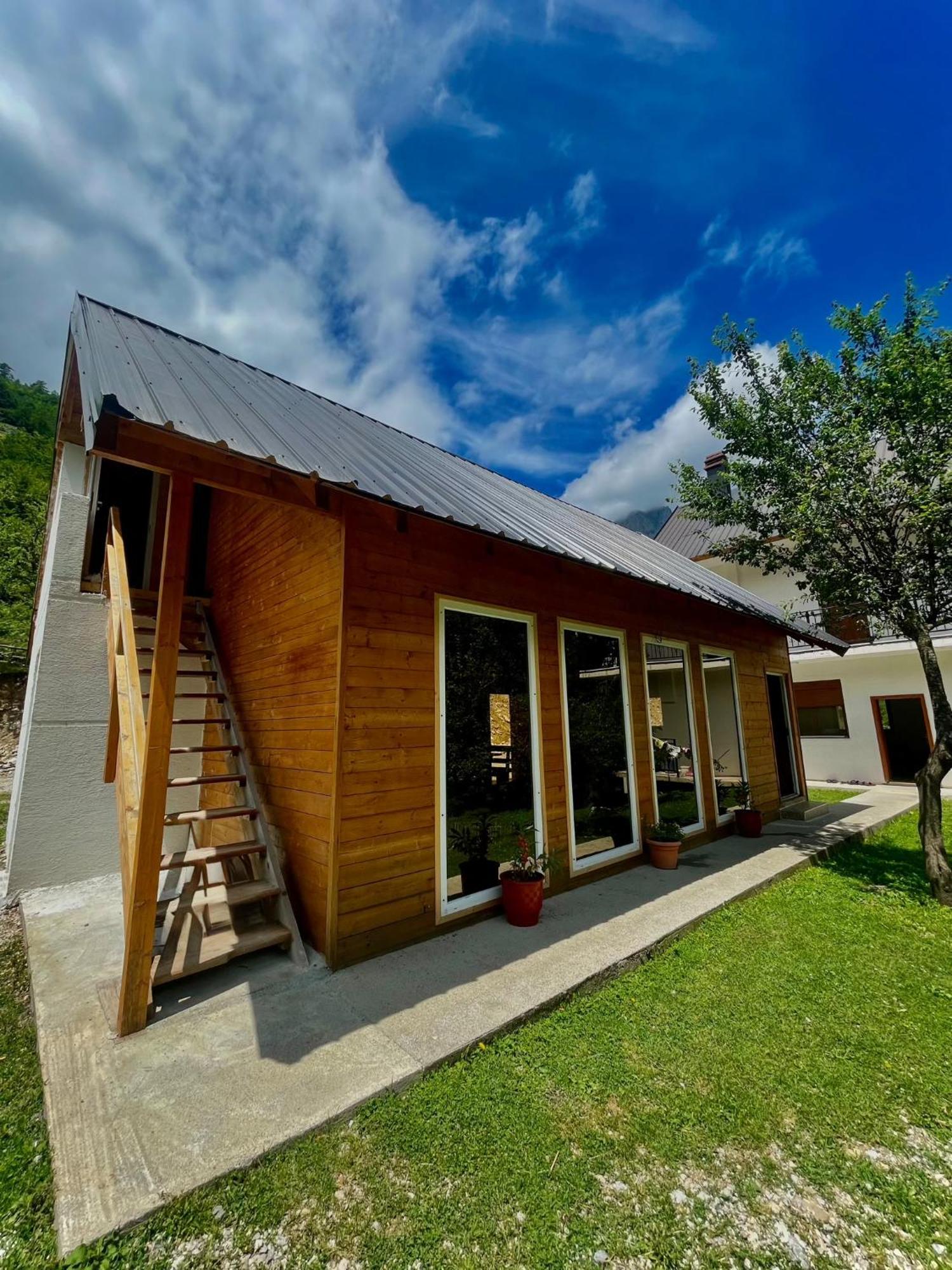 Lazer Cardaku Guesthouse Valbona Exteriör bild